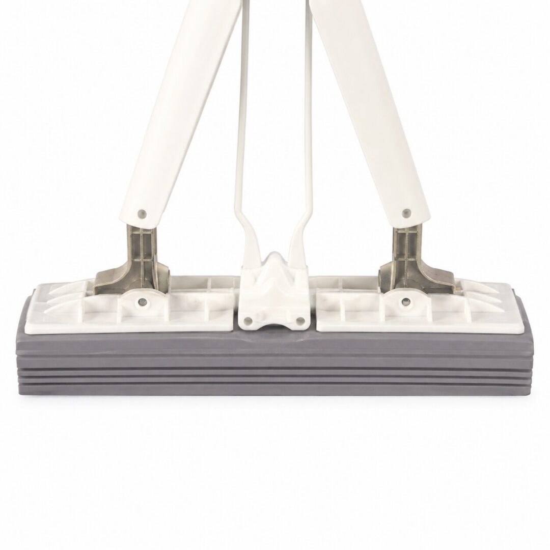 Close-up of the Aodi Q7 grey PVA sponge head and white wringing mechanism